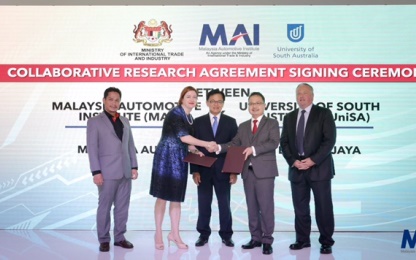 Professors Tanya Monro and Peter Murphy sign an agreement with the Malaysian Automotive Institute for research collaboration