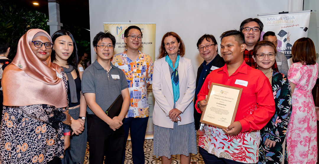 Muhammad Razlan pictured with High Commissioner to Malaysia, Ms Danielle Heinecke, and fellow UniSA Malaysia alumni at the 2024 Malaysia Australia Alumni Council Awards evening.