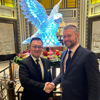 Vice Chancellor Professor David Lloyd shaking hands with UniSA alumnus Stevie Liu at the Fairmont Peace Hotel Shanghai