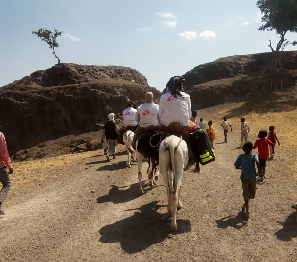 Travelling on horseback through the desert