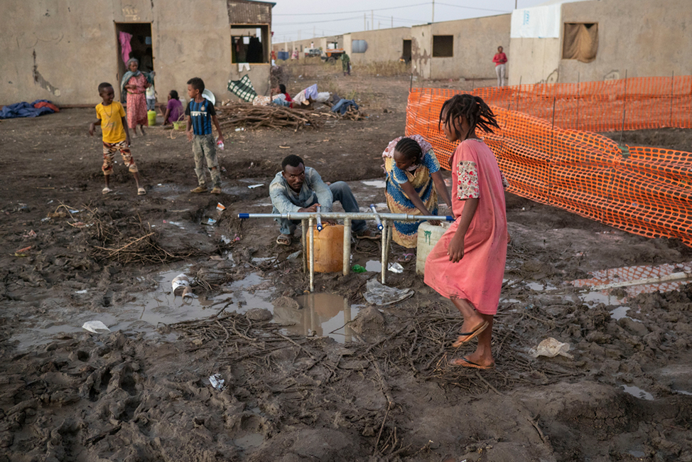 Families around a water point in the Sudanese refugee camp where Kiera and MSF were conducting their medical activities. 