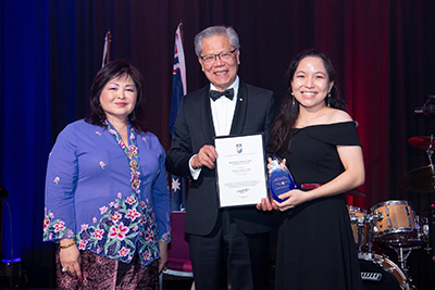 Australia-Malaysia Business Council SA president Dr Evelyn Yap OAM and SAHMRI Board chair Hieu Van Le AC with 2024 Merdeka Award recipient Joelle Chong Ci Ann. The Merdeka Awards recognise outstanding international students from Malaysia.